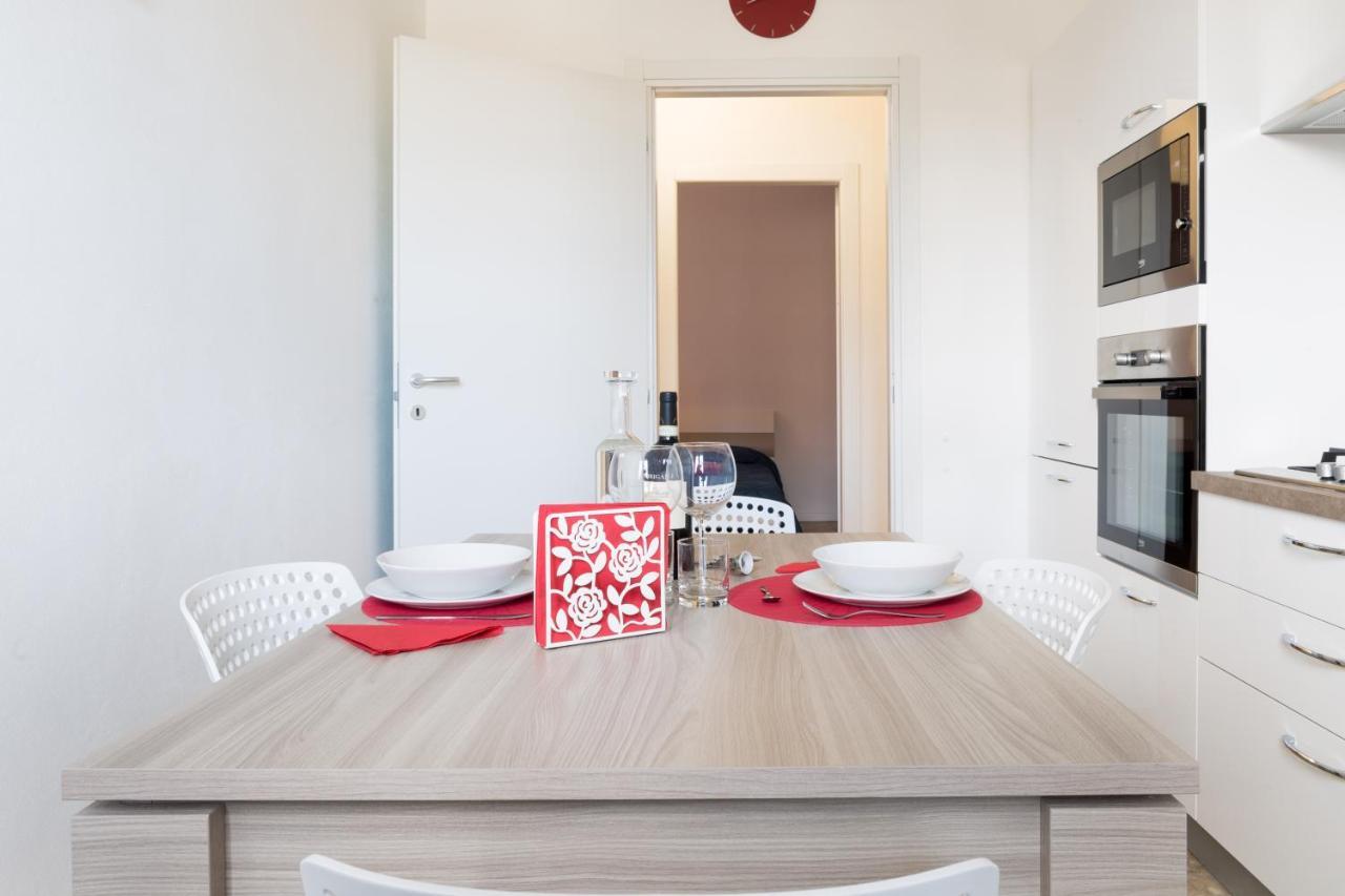 Parma Railway Station Lovely Apartment ภายนอก รูปภาพ