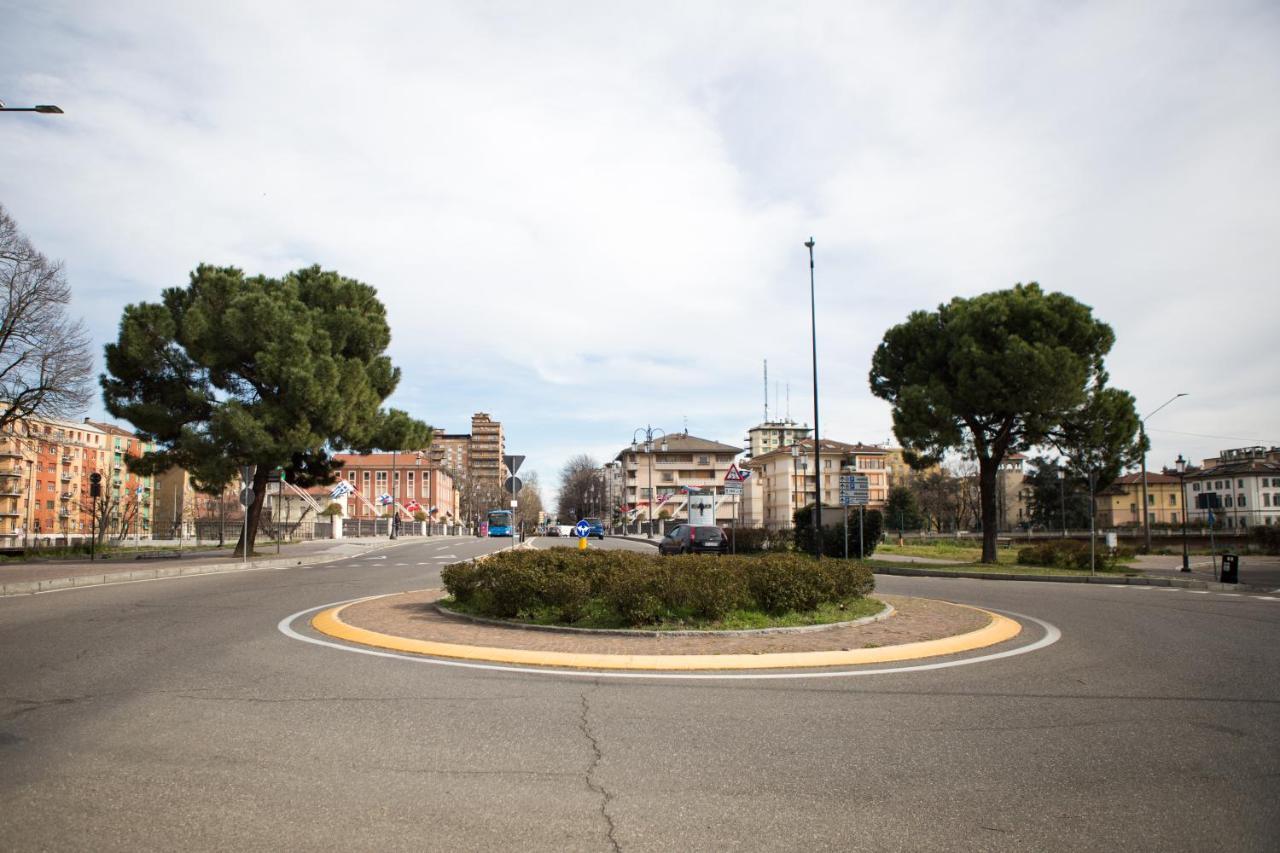 Parma Railway Station Lovely Apartment ภายนอก รูปภาพ