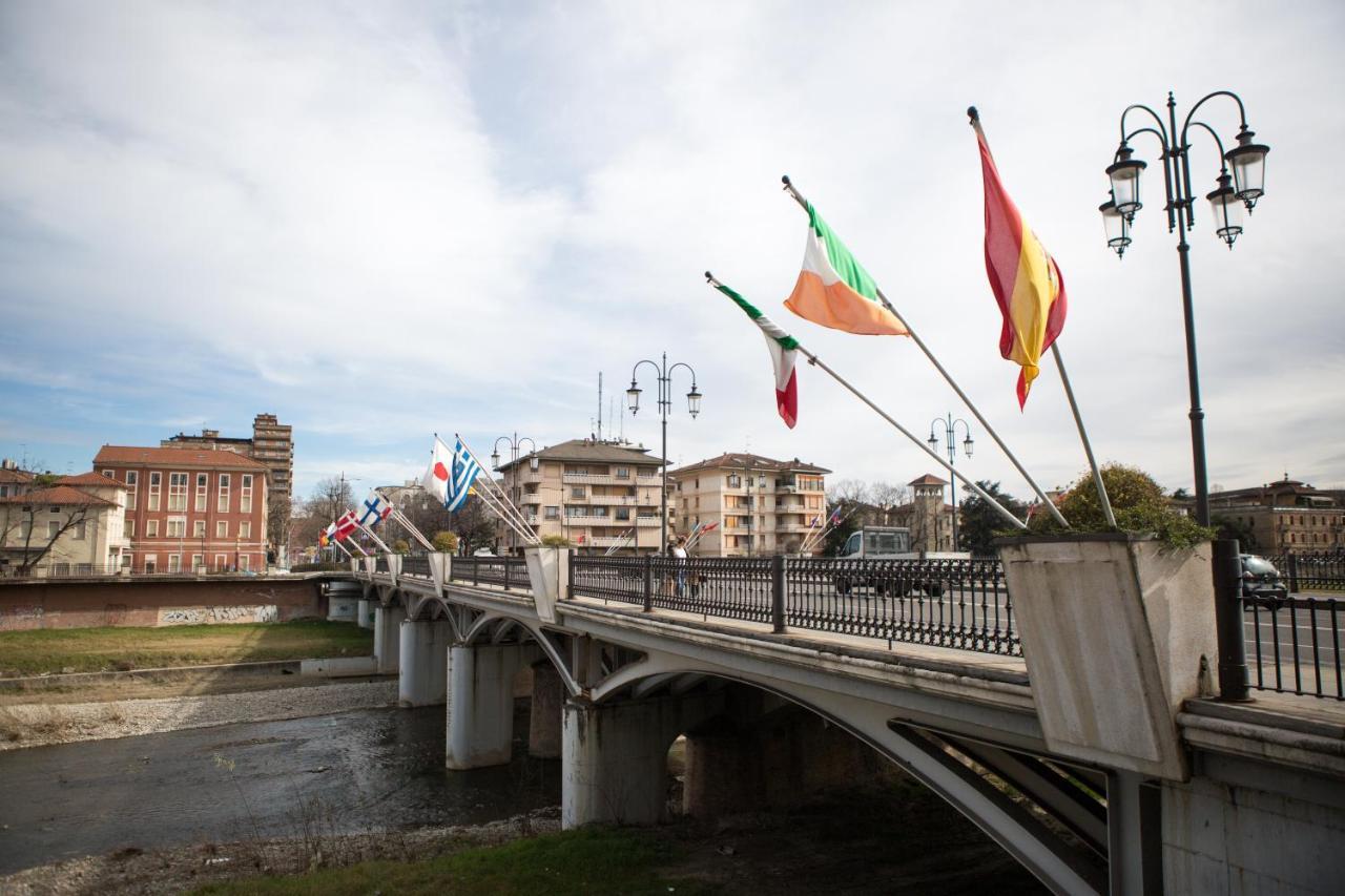 Parma Railway Station Lovely Apartment ภายนอก รูปภาพ